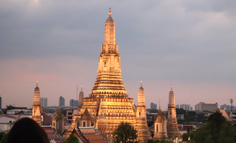 วัดอรุณ : สัญลักษณ์แห่งกรุงเทพฯ และการเดินทางที่สะดวกด้วยบริการเช่ารถ